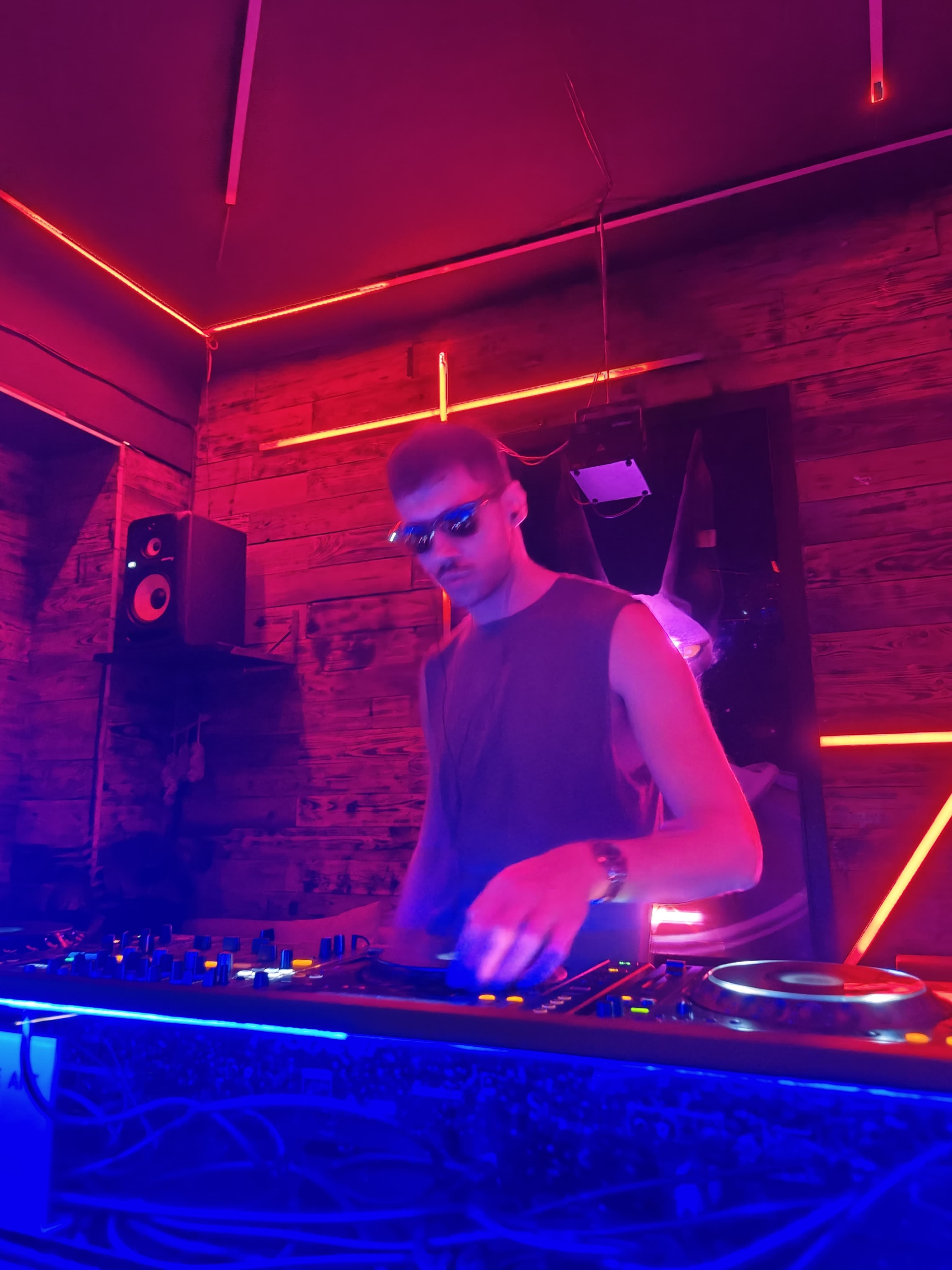 Bartek Bąkowski za konsoletą DJ-ską