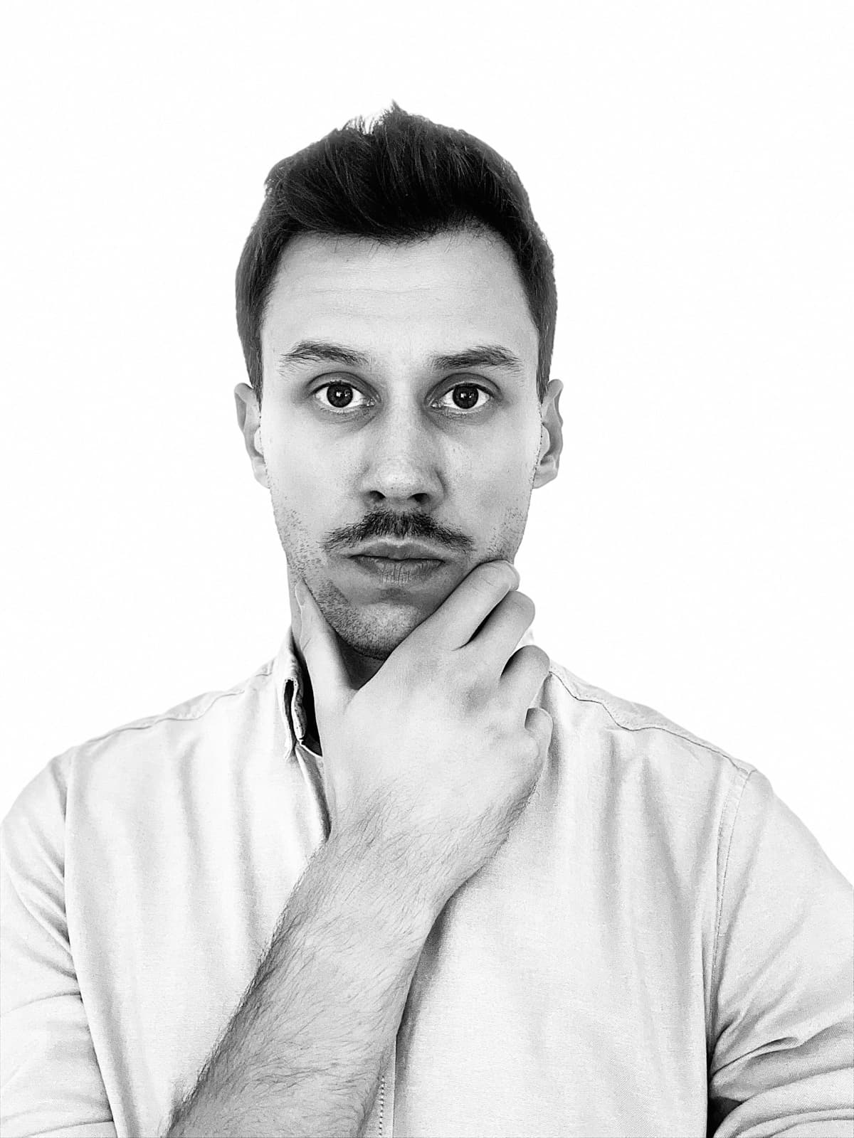 Czarno-biały portret Bartka Bąkowskiego