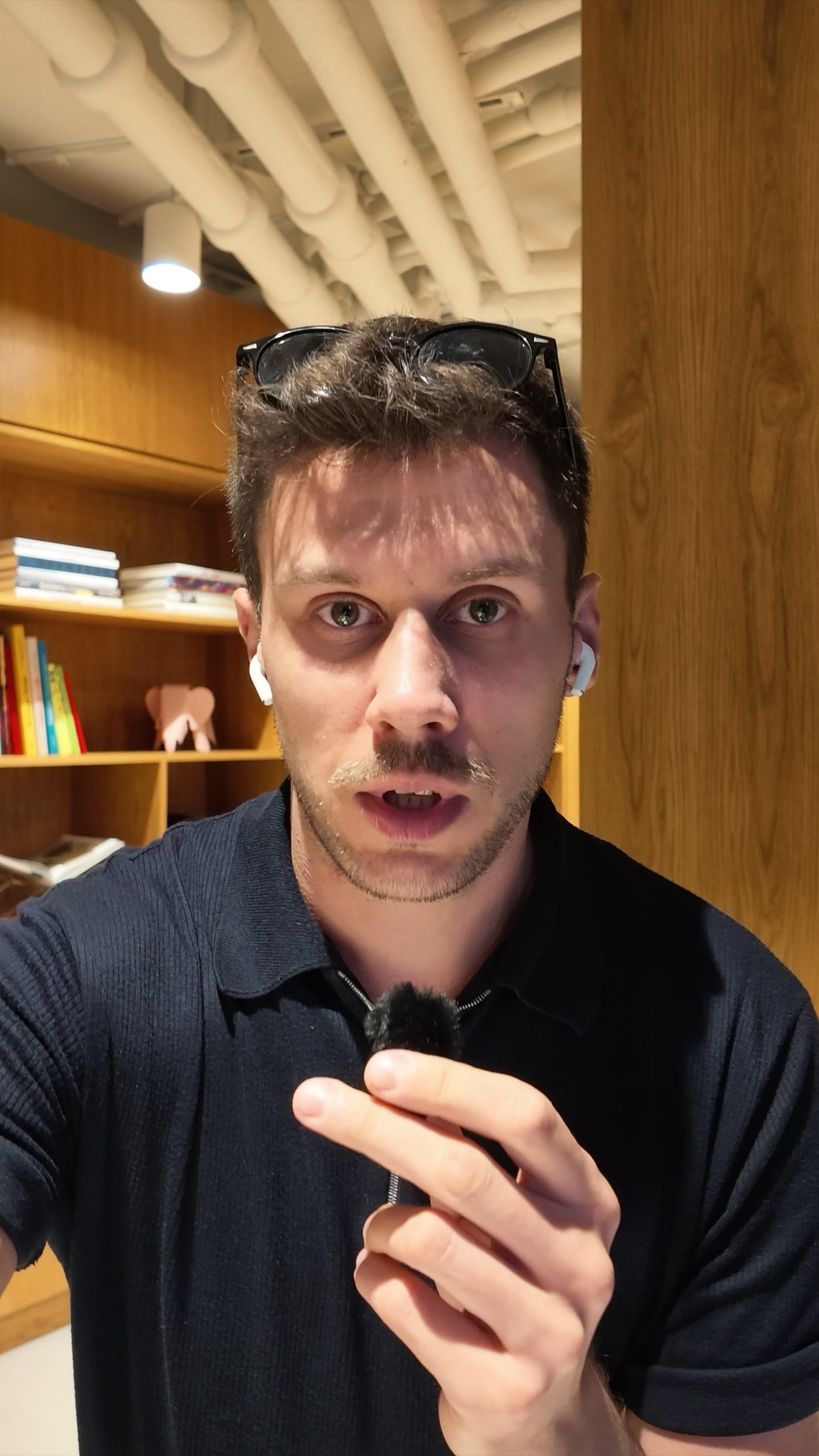 Bartek z mikrofonem patrzy w kamerę