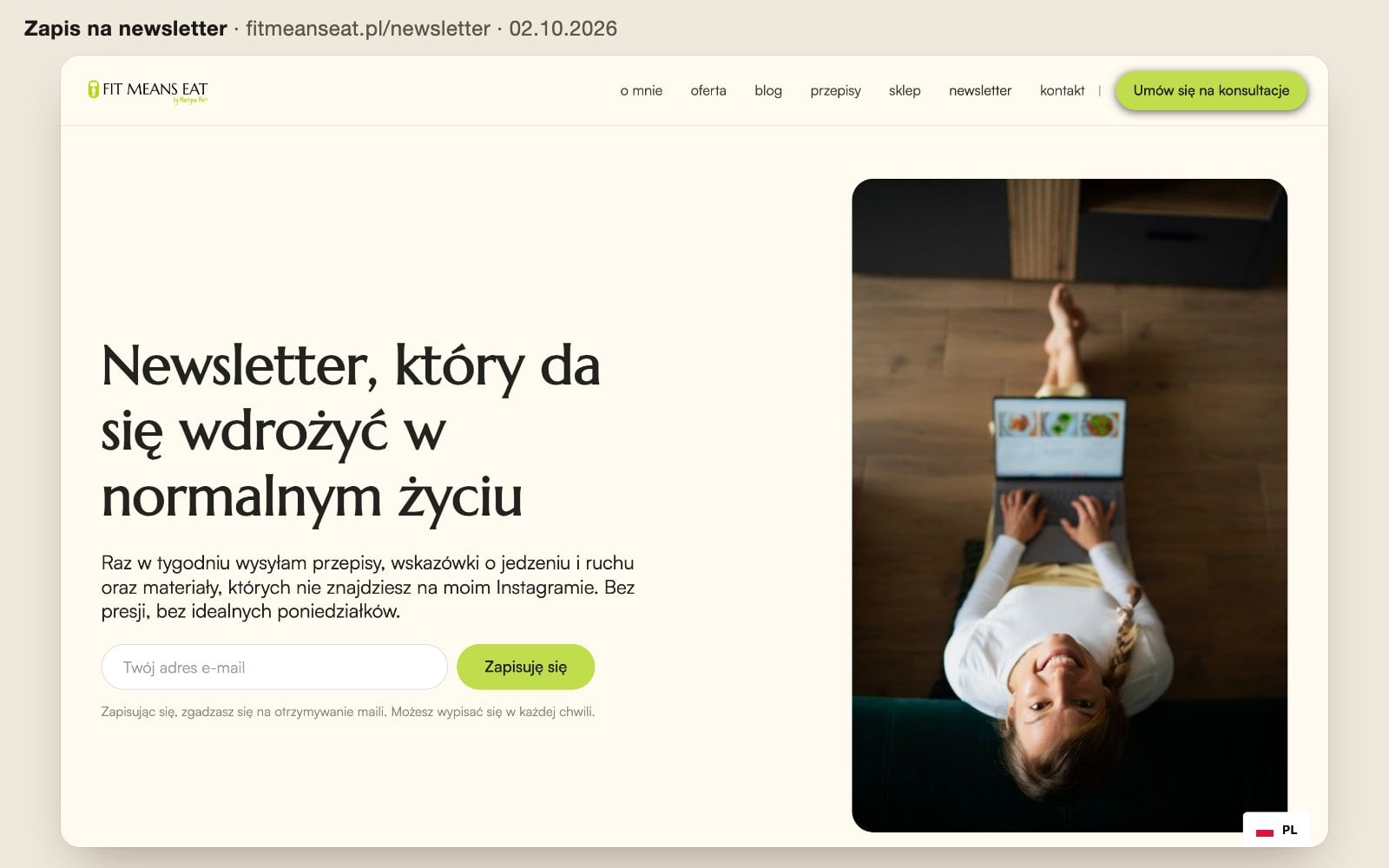 Strona zapisu na newsletter Fit Means Eat z polem e-mail i zdjęciem Martyny przy laptopie