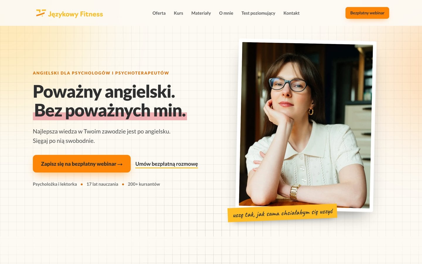 Strona główna Językowy Fitness: hasło „Poważny angielski. Bez poważnych min.”, kratka w tle i zdjęcie Agaty